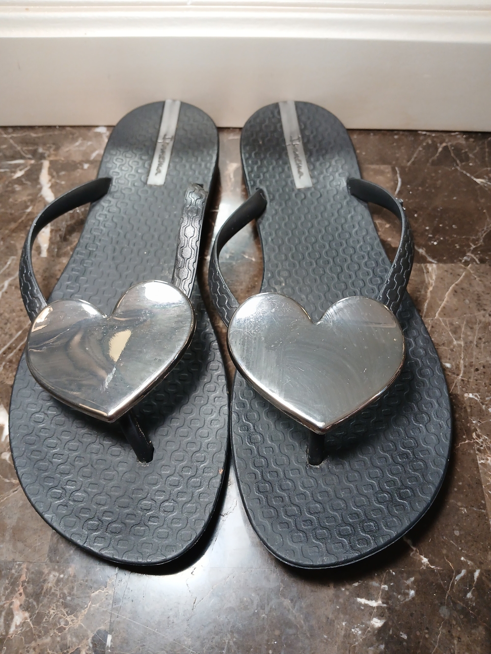 Ipanema Black Heart-Accent Women's Sandals